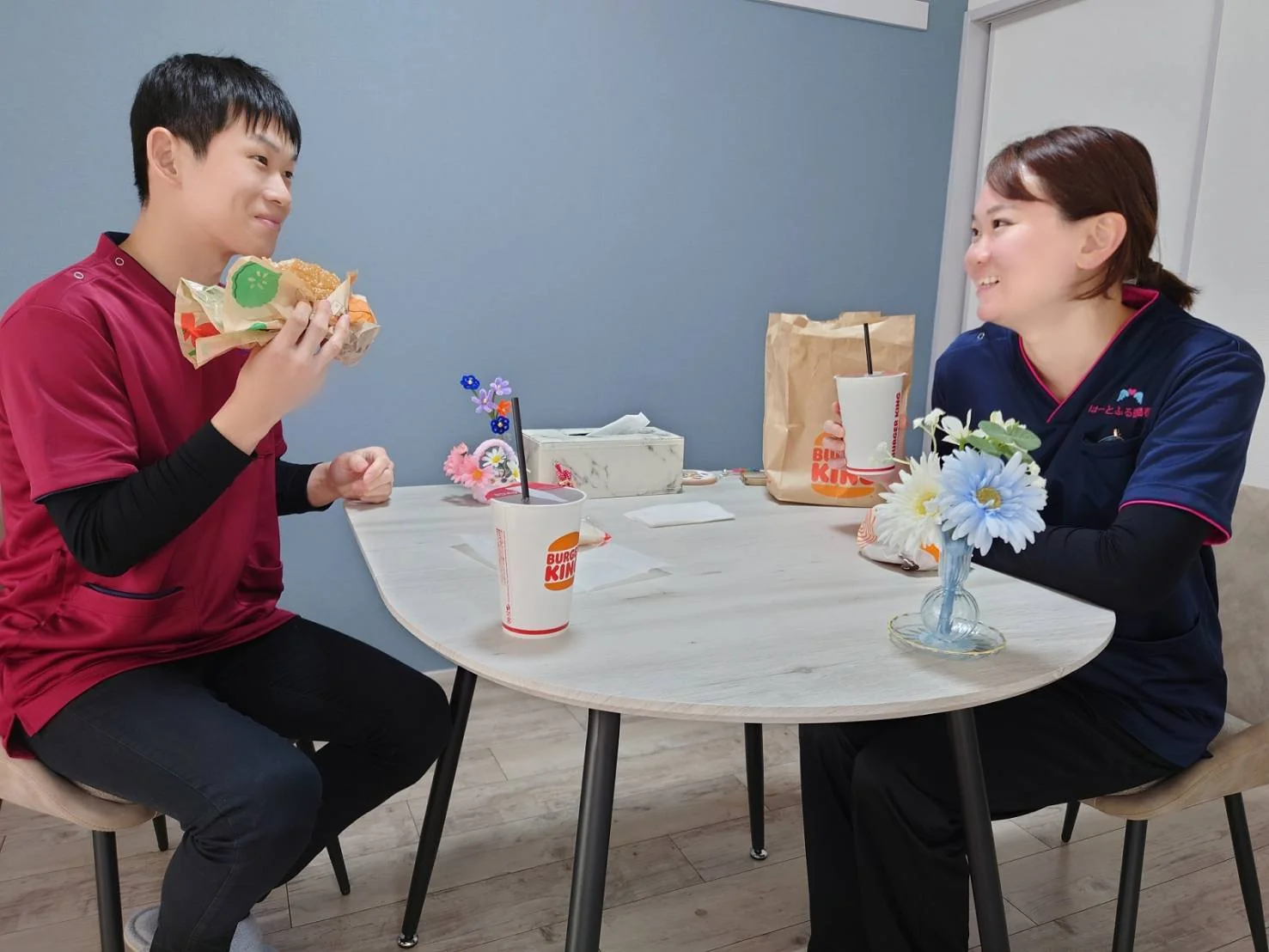 お昼ごはんを食べるスタッフ