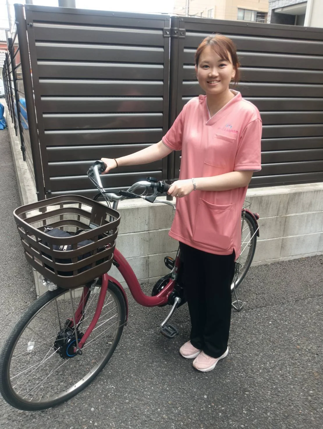 訪問に出発するスタッフ