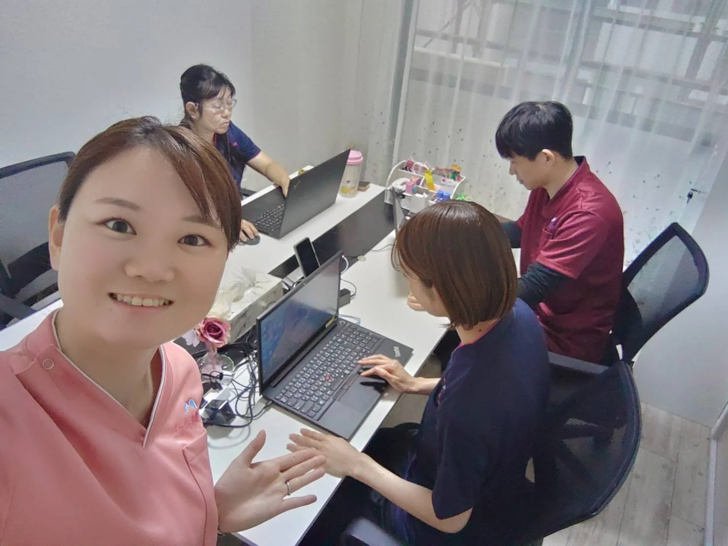 記録作業をするスタッフ