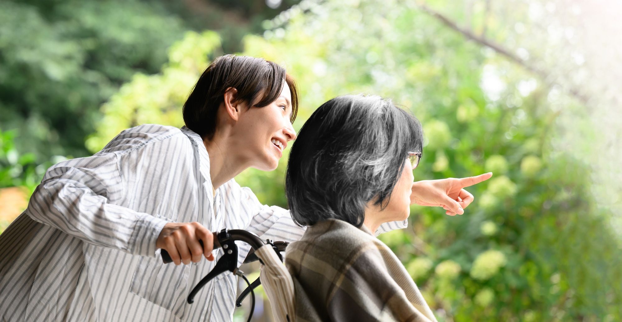 訪問看護の様子 - スタッフと利用者が笑顔で会話